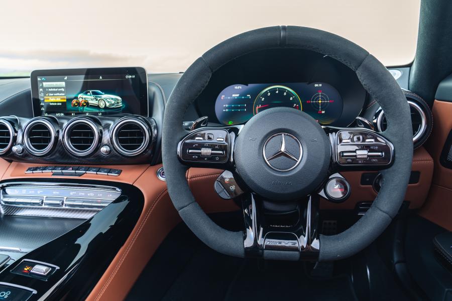 Панель приборов Mercedes-AMG GT R Roadster (R190) 2019 года  (UK) (фото 28 из 40)